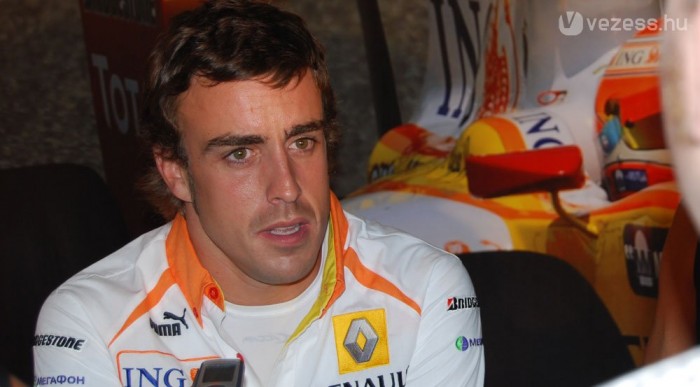 Alonso a Ferrariról (nem) magyaráz