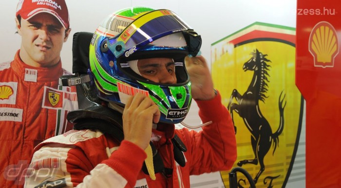 Az F1 pilótákat milliós értékű sisak védi