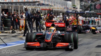 Hamilton a KERS-szel ugrana előre