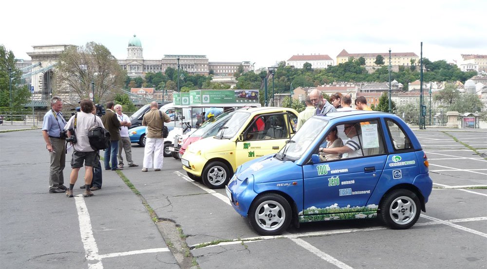 Hat elektromos autó sorakozott fel