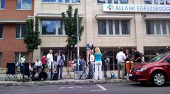 Massa ébredésére várnak az újságírók