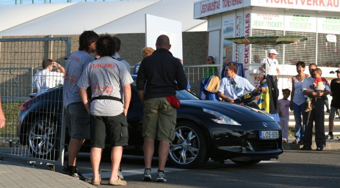 Itt várták visongva a pilótákat