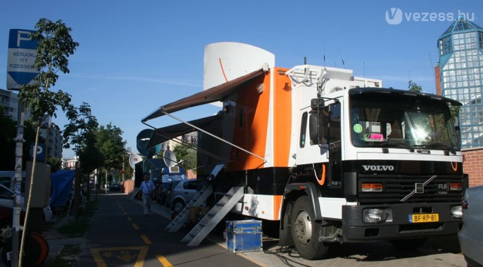 Közvetítőkocsik a kórház előtt