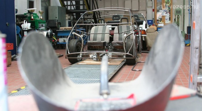 Alig fogyaszt a magyar hibridautó 10 | Vezess Hidegen vont acélcsővázra épül a jármű