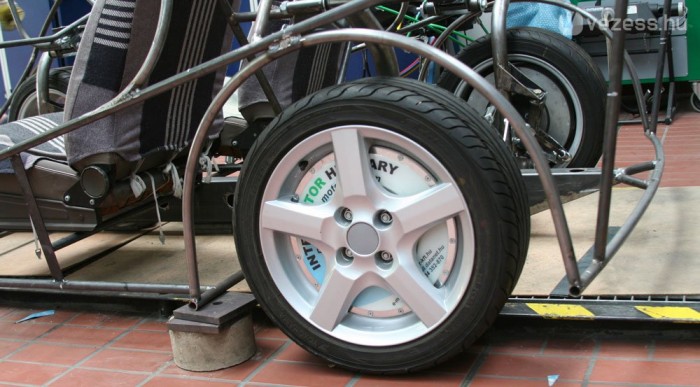 Alig fogyaszt a magyar hibridautó 9 | Vezess Hat kW-os a kerékagymotor, ezt kell kettővel beszorozni. Ez összesen 16,3 lóerő