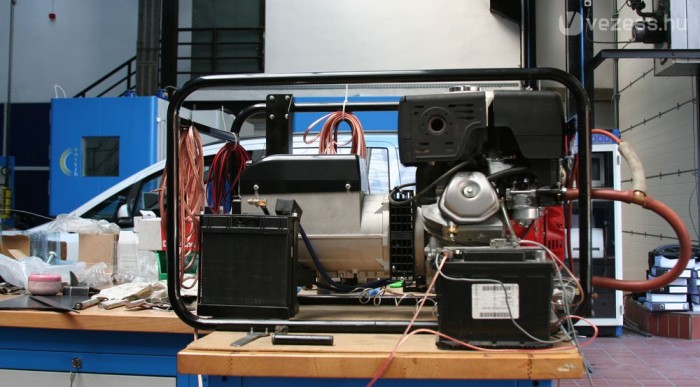 Alig fogyaszt a magyar hibridautó 11 | Vezess Hátul lesz az aggregátor. 2,7 litert fogyaszt óránként a 400-as motor