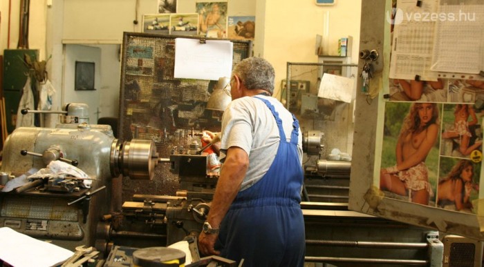 Alig fogyaszt a magyar hibridautó 8 | Vezess Valódi műhelyhangulat