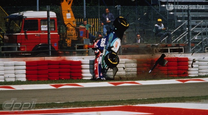 Barrichello nyitott egy hatalmas bukással