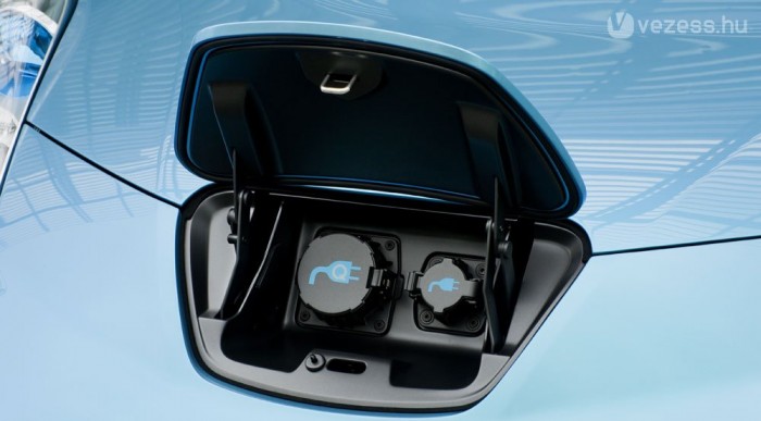 A csatlakozókat az orron lévő logó alá rejtették 