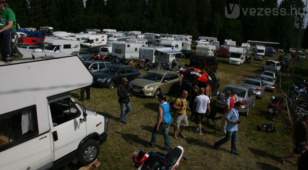 Külön telepeken fogadták a lakóautóval érkezőket