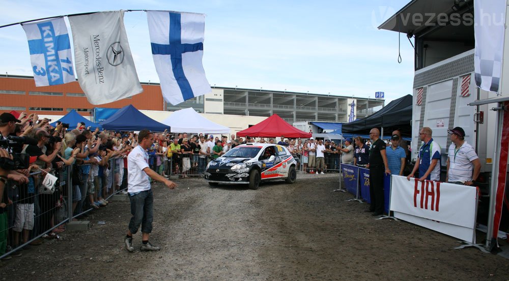 Kimi Räikkönennek a négyszeres bajnok Tommi Mäkkinen szerel