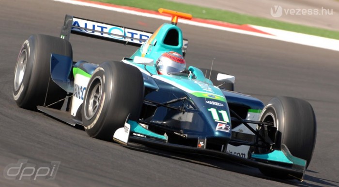 Az F1 előtt végig a saját csapatánál vezetett