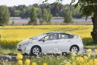 Átáll lítium-ion-akkukra a Prius is