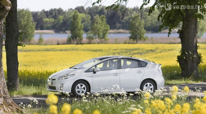Átáll lítium-ion-akkukra a Prius is