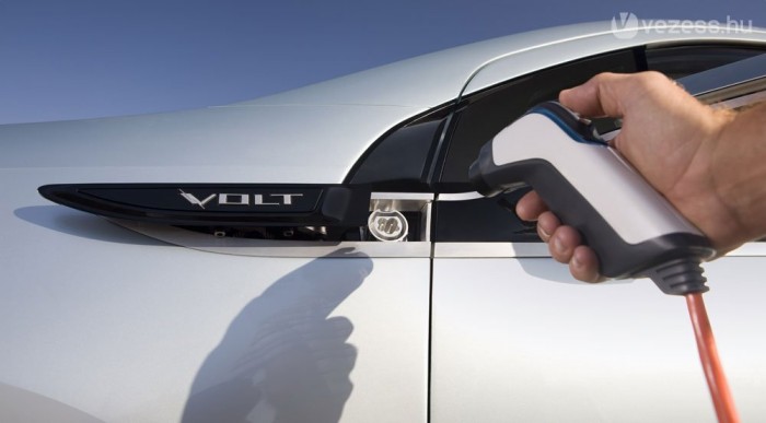 65 kilométer után tölteni kell a Chevyt vagy bekapcsol a hatótáv-meghosszabbító motor (range extender)