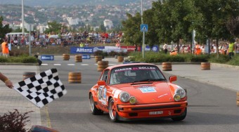 Öreg raliautók keresztbe!