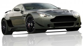 Civil versenyző Aston Martinból