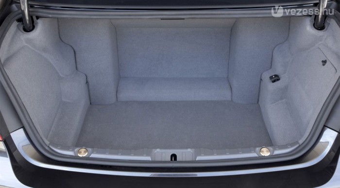 Páncéllal választották el az utastértől