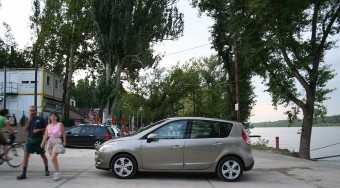 Egy nő az új Scénicben