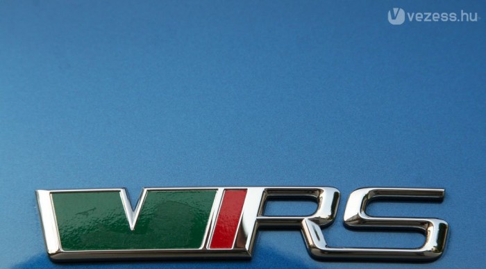 A v a Škoda s-betűjén lévő kalapból jön