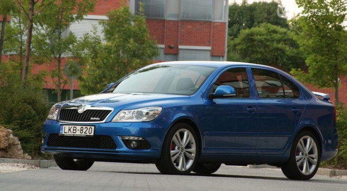 200 lóerős és átlagosan csak 9 litert fogyasztott