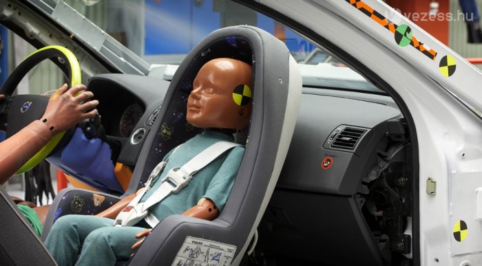 Milliárdos családdal tesztel a Volvo 5 | Vezess A legkisebb családtag 3 kilós