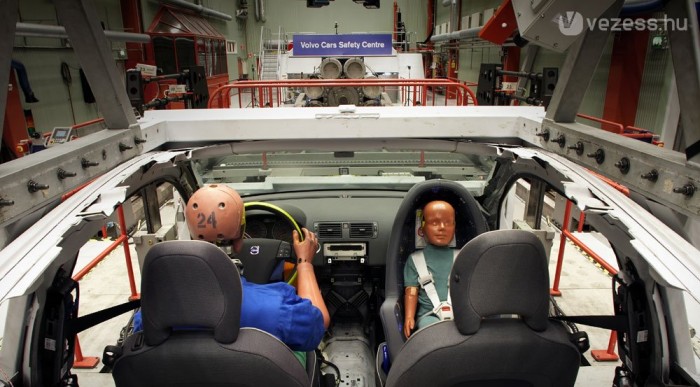 Milliárdos családdal tesztel a Volvo 6 | Vezess Többféle baleset, többféle bábu