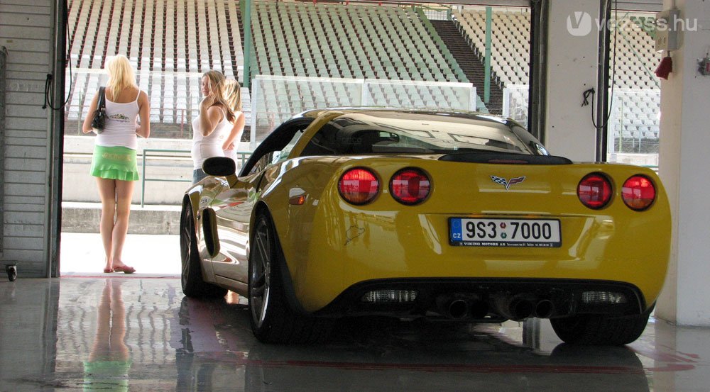 A magyarul is jólbeszélő szervező Corvette C06-osa