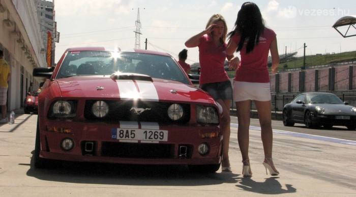 Radikálos csehek a magyar F1-pályán 12 | Vezess Lányok a Mustanggal megint