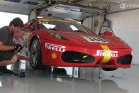 Készül a pályára a Ferrari 430