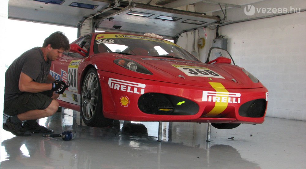 Készül a pályára a Ferrari 430