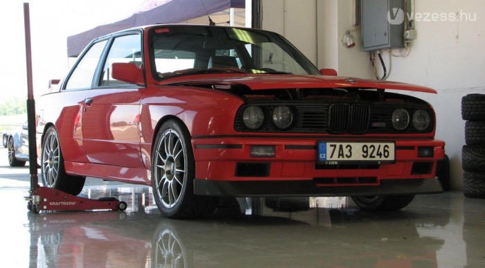 Radikálos csehek a magyar F1-pályán 9 | Vezess Személyes kedvencem egy örökzöld csoda: E30 M3