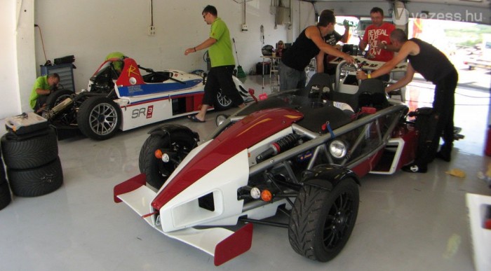 Radikálos csehek a magyar F1-pályán 10 | Vezess Bérelhető, épp készítik elő a következő alkalmi utasnak