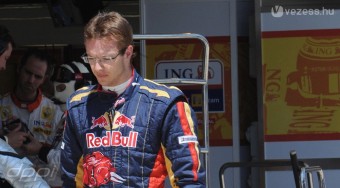 Sms-ben rúgták ki a pilótát