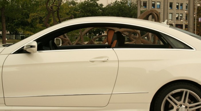 Nem marad zavaró B-oszlop nyitott ablakkal. Drága, de igényes megoldás