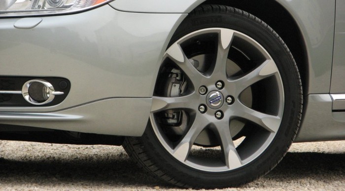 Króm a ködlámpa körül, titánlakk a felnin