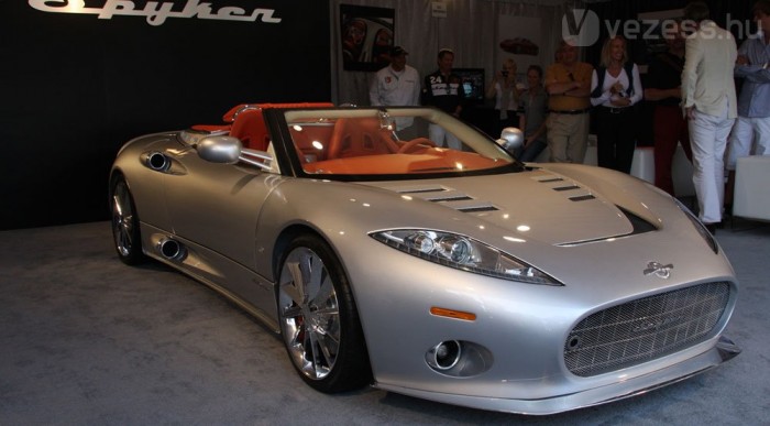 Hatalmas száj uralja a kocsi elejét