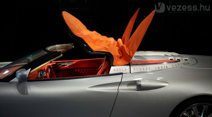 Gombnyomásra nyílik