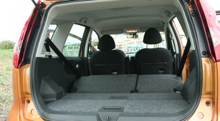 A lesüllyeszthető padlóelem alatt is van hely, de a sík raktér is megoldható