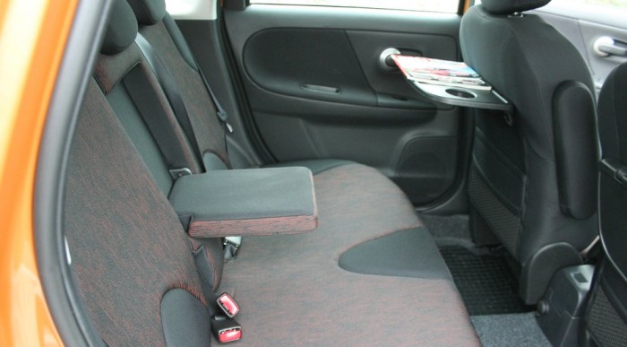 Kisautókban ritka a hátsó kartámla