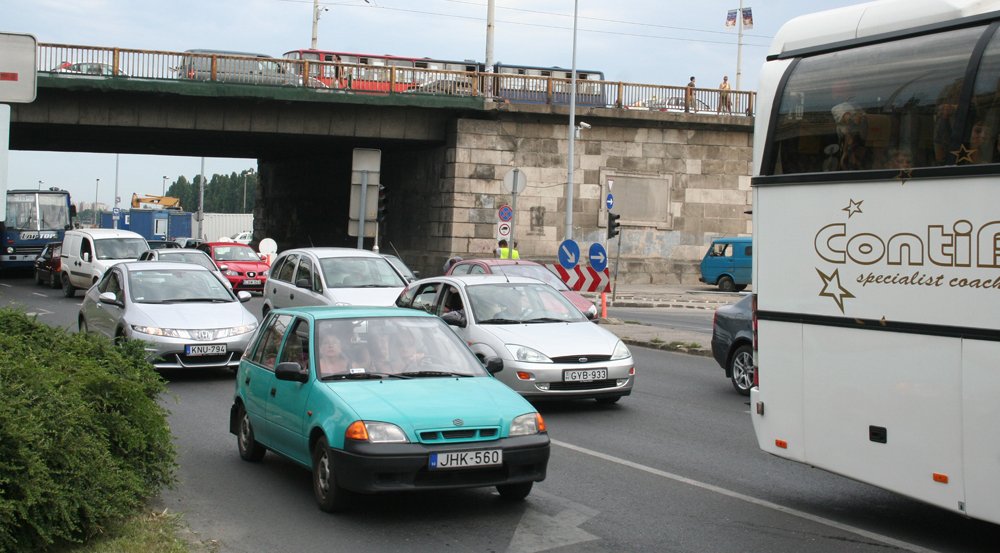 Irtózatos dugók vannak a Margit hídnál. Mi lesz, amikor nemcsak a felét zárják le?