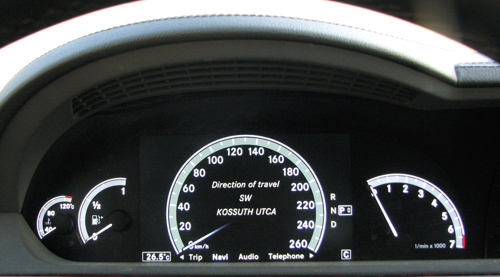 A sebességmérő is egy LCD-képernyő