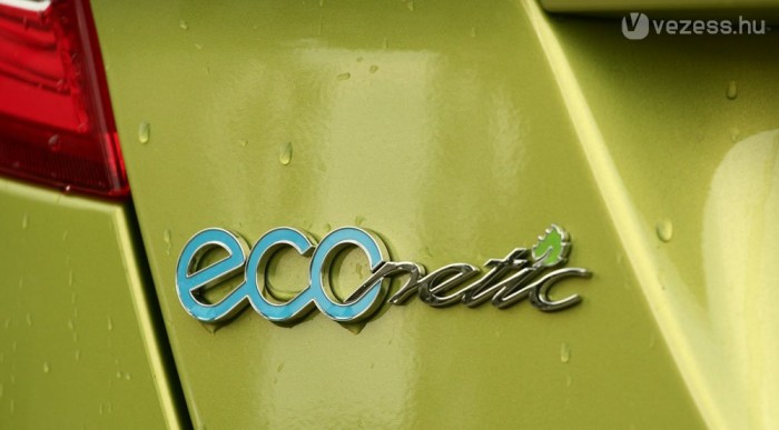 Robbanások a négynapos hétvégén 8