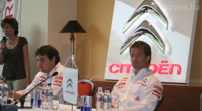 Kedélyesen válaszolgattak