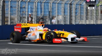 Alonso ütközött, de első