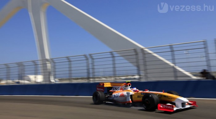 Barrichello elkaphatja Hamiltonékat 6