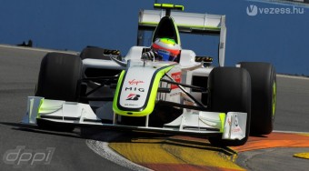 Barrichello elkaphatja Hamiltonékat