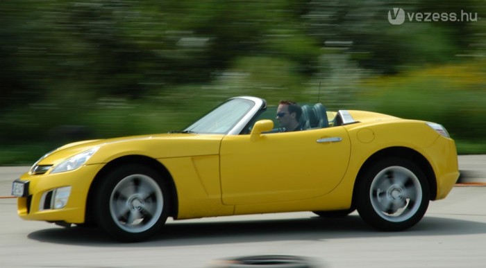 A GT-t pedig a hátsókerék-hajtás segíti