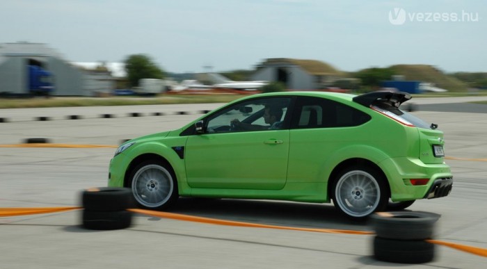 A kanyarokban a differenciálzár segíti