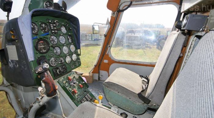 Utastér, gigantikus műszerfallal